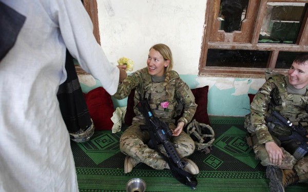 Già làng có tên Haji Amir Mohammad Agha tặng bông hồng cho Hạ sĩ nghiệp vụ Charli Johnson khi cô và đồng đội ghé thăm Jelawar, thung lũng Arghandab, phía Bắc Kandahar, Afghanistan.
